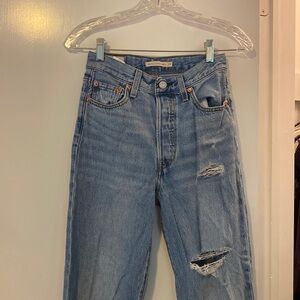 LEVIS RIBCAGE STRAIGHT ANKLE JEANS IN LIGHT DENIM WITH KNEE RIPS